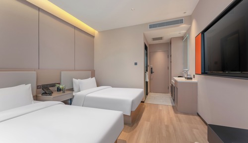 Habitación básica con 2 camas individuales, vistas a la ciudad