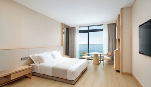[Sunset Dinner] Premier Deluxe Double Ocean View (Dining M Dinner Buffet for 2 & Wine Pairing for 2)