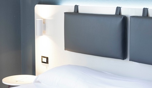 Habitación superior con 1 cama doble o 2 individuales, vistas al jardín