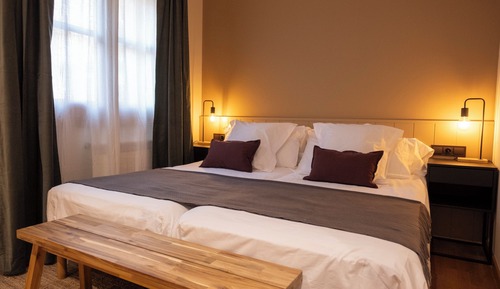 Habitación estándar con 1 cama doble o 2 individuales, vistas a la ciudad
