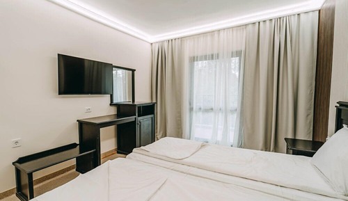 Habitación superior con 2 camas individuales, 2 camas individuales, balcón, vistas a la ciudad