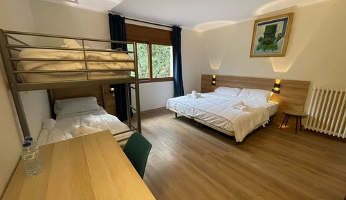 Habitación cuádruple Confort, varias camas, baño compartido, vistas al jardín