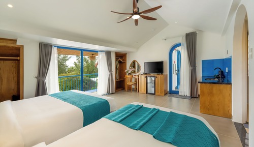 Habitación triple superior, balcón, vistas parciales al mar