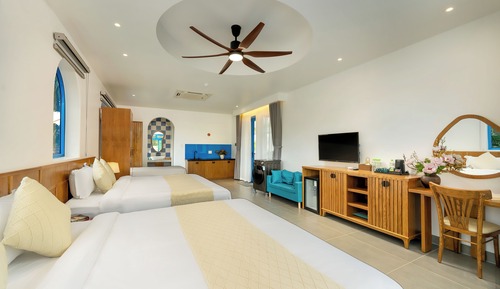 Habitación triple Grand, varias camas, balcón, vistas a la piscina