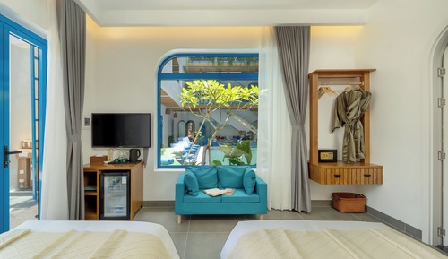 Habitación superior con 1 cama doble o 2 individuales, balcón, vistas al jardín