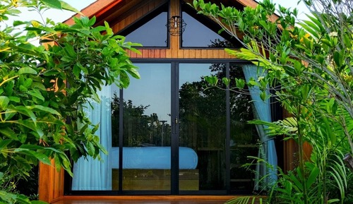 Estudio clásico, balcón, vistas al jardín