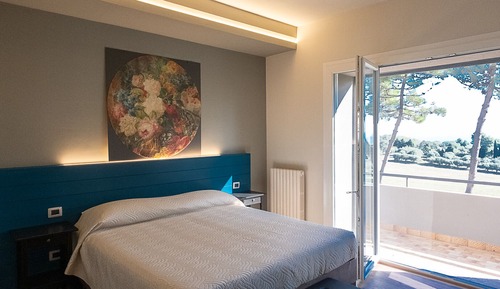 Habitación superior con 1 cama doble o 2 individuales, balcón, vistas al mar