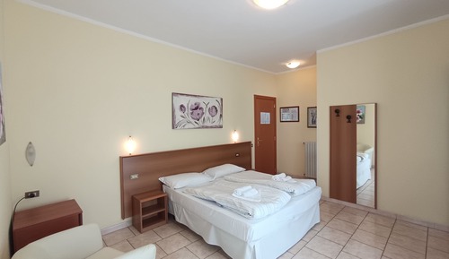 Habitación superior con 1 cama doble o 2 individuales, vistas al lago