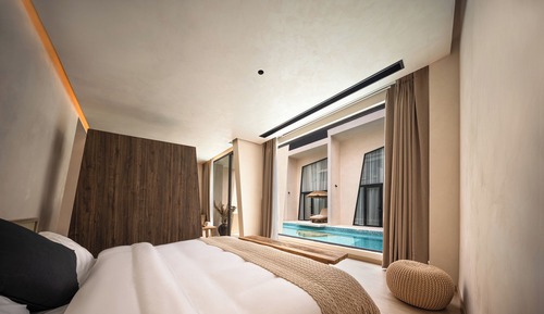 Senior Studio Suite, 1 King Bed, Pool Access, Pool View
