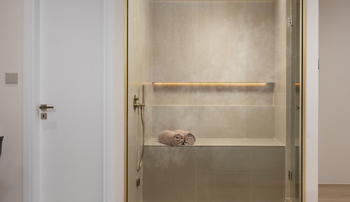 Ground Floor Suite with Private Steam Room and Private Yard