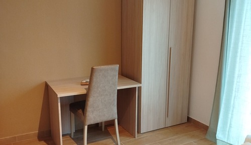 Habitación, balcón, vistas a la montaña