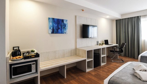 Habitación superior con 2 camas individuales, vistas a la ciudad