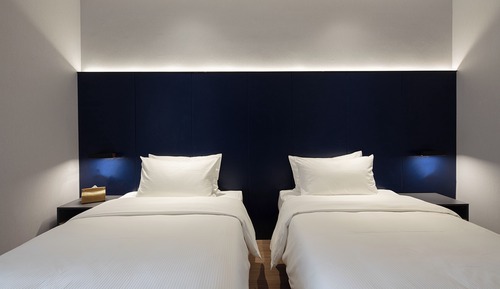 Habitación básica con 2 camas individuales, vistas a la ciudad