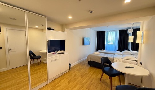 Habitación junior con 2 camas individuales, balcón, vistas al mar