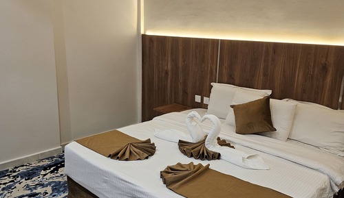 Habitación con 2 camas individuales, baño privado, vistas a la ciudad