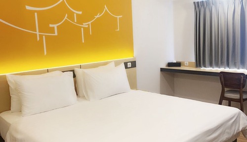 Habitación superior con 1 cama doble o 2 individuales, vistas a la ciudad