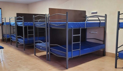Dormitorio compartido básico, dormitorio mixto, vistas al jardín