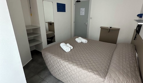 Habitación estándar con 1 cama doble o 2 individuales, balcón
