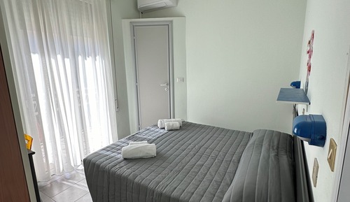 Habitación superior con 1 cama doble o 2 individuales, balcón