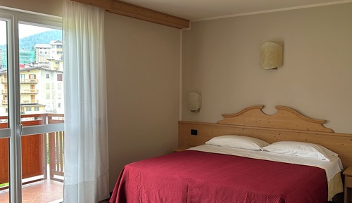 Habitación superior con 1 cama doble o 2 individuales, balcón