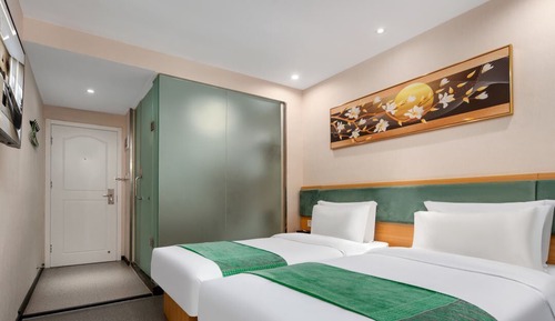 Habitación superior con 2 camas individuales, vistas a la ciudad