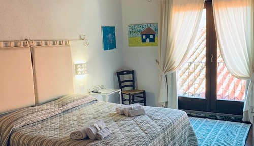 Habitación superior con 1 cama doble o 2 individuales, vistas a la montaña