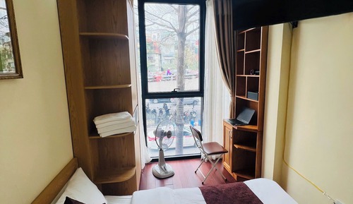 Dormitorio compartido familiar, varias camas, vistas a la ciudad