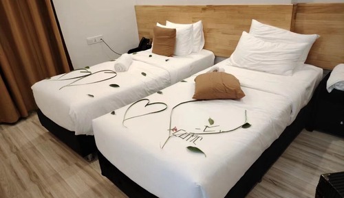 Habitación estándar con 1 cama doble o 2 individuales, vistas parciales al mar