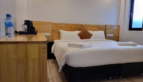Habitación familiar con 1 cama doble o 2 individuales, vistas parciales al mar