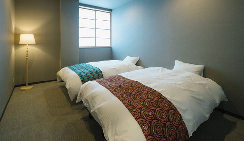 Habitación básica con 2 camas individuales