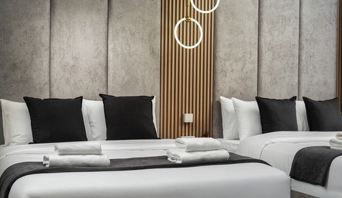 Apartamento de lujo, balcón, vistas parciales al lago