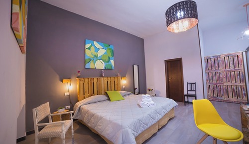 Suite estudio junior, vistas a la ciudad, en edificio anexo (Pzz Dante, Vico Carceri S. Felice 13)