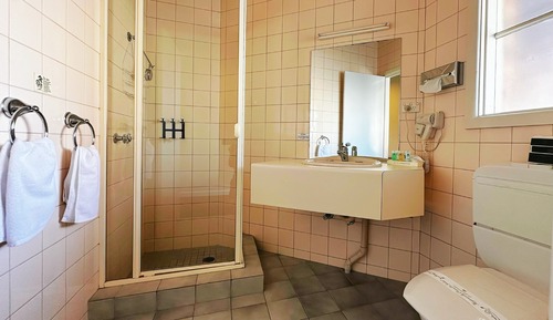 Habitación básica con 2 camas individuales