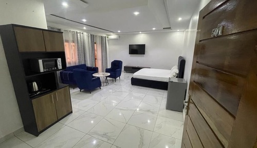 Suite, dormitorio mixto, balcón, vistas a la ciudad