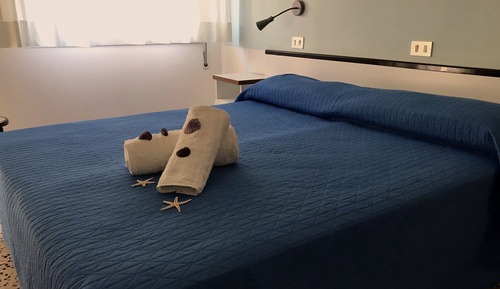Habitación estándar con 1 cama doble o 2 individuales, balcón