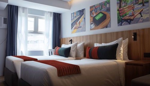Habitación superior con 1 cama doble o 2 individuales, vistas a la ciudad