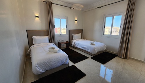 Habitación básica con 1 cama doble o 2 individuales, no fumadores, vistas a la ciudad