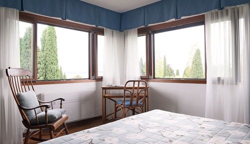 Habitación estándar con 1 cama doble o 2 individuales, vistas al lago, en una planta alta