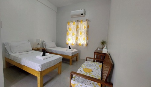 Habitación con 1 cama doble o 2 individuales, no fumadores, baño privado
