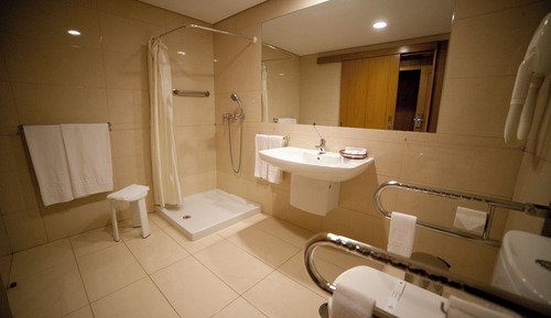 Habitación estándar con 2 camas individuales, 2 camas individuales, barras de apoyo en la ducha