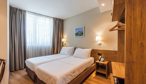 Habitación con 1 cama doble o 2 individuales, vistas a la ciudad