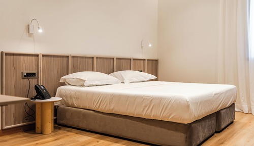 Habitación estándar con 1 cama doble o 2 individuales, vistas a la ciudad