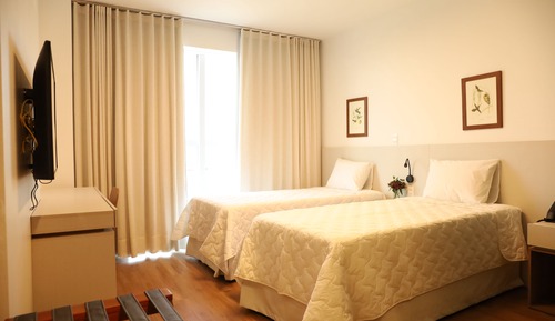 Habitación superior con 2 camas individuales, vistas a la ciudad