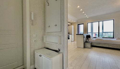 Apartamento clásico, balcón, vistas a la ciudad