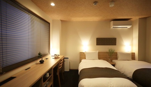 Habitación básica con 2 camas individuales