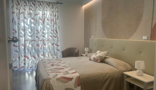 Habitación superior con 1 cama doble o 2 individuales, vistas a la ciudad
