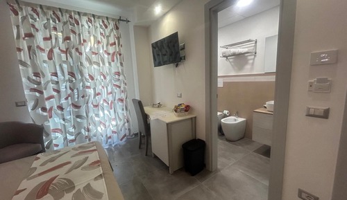 Habitación con 1 cama doble o 2 individuales, baño privado, vistas al patio
