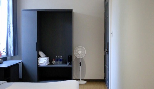 Habitación superior con 2 camas individuales, vistas al jardín