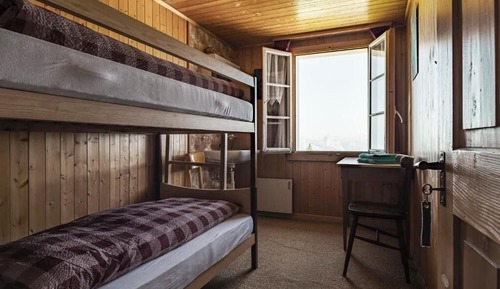 Habitación básica con 2 camas individuales