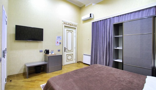 Habitación estándar doble, 1 cama de matrimonio grande, vistas a la ciudad